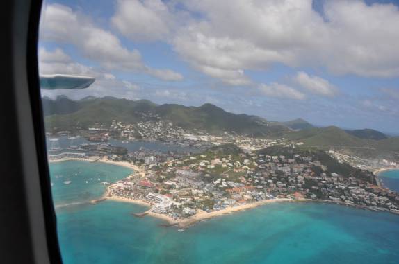 Sobrevoando Philipsburg, capital de Sint Maarten - Caribe